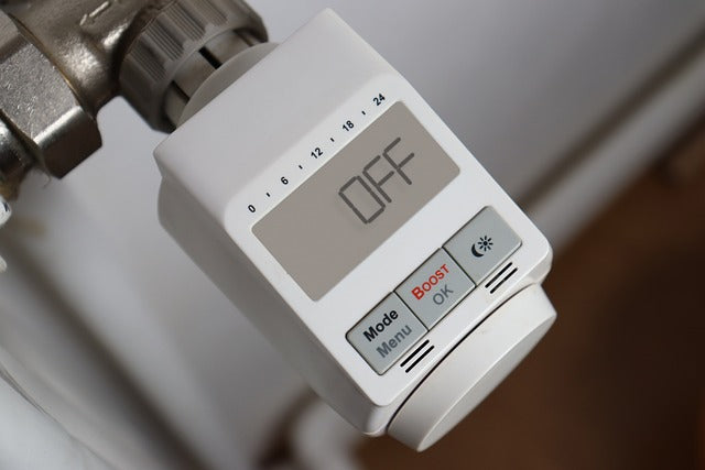 Türdichtung und Fensterdichtung auf den Winter vorbereiten und Heizkosten sparen